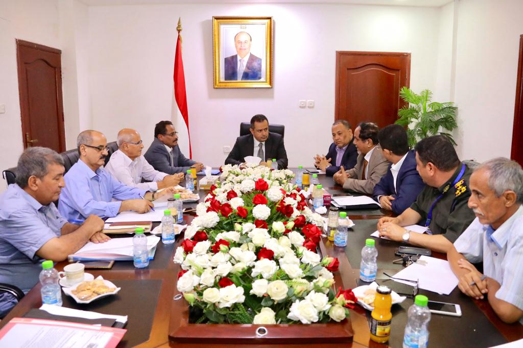 رئيس الوزراء د.معين عبدالملك يشدد على تحسين خدمات مطار عدن وزيادة الرحلات الجوية