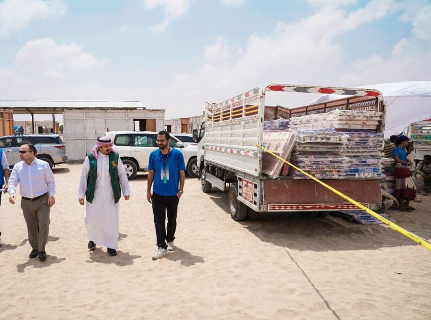 فريق مركز الملك سلمان للإغاثة يطلع على سير توزيع المواد الإيوائية للنازحين في لحج