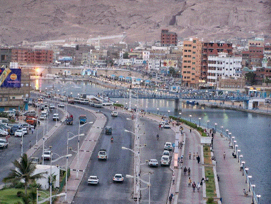 تفريغ حمولة ما يقدر ب6250 طن من الديزل في مخازن البرنامج السعودي لاعمار اليمن