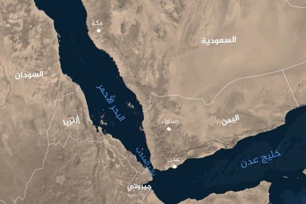 صحيفة أمريكية تكشف هوية القيادي الإيراني الذي يدير هجمات الحوثيين على السفن في البحر الأحمر؟