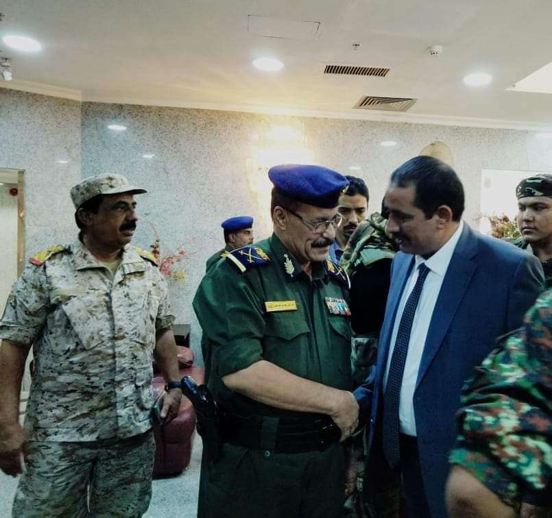 وكيل وزارة الداخلية مدير الامن والشرطة بساحل حضرموت يستقبل وزير الداخلية أثناء وصوله الى مدينة المكلا
