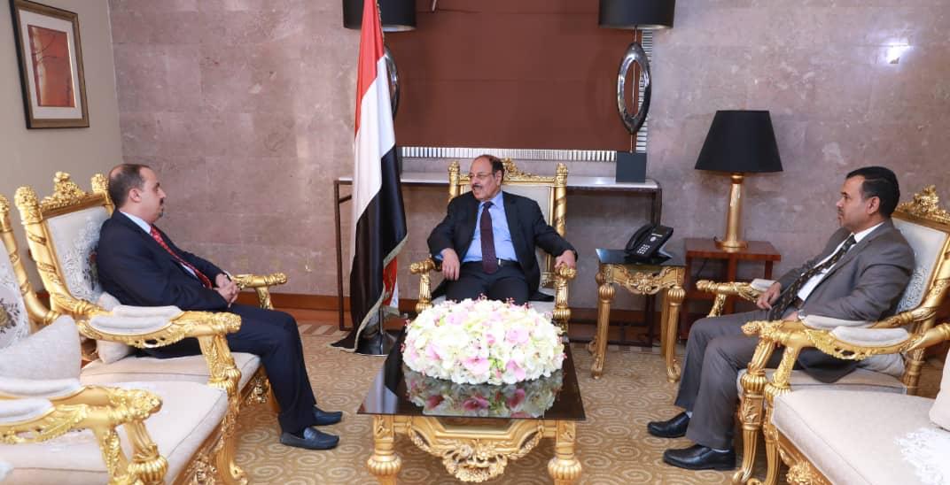 نائب رئيس الجمهورية يلتقي الوزير الإرياني ويطلع على سير عمل مؤسسات الإعلام الرسمية