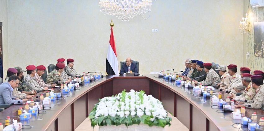 رئيس مجلس القيادة الرئاسي يجتمع بقيادة وزارة الدفاع و القوات المسلحة والامن