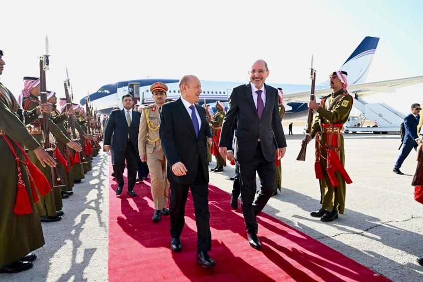 رئيس مجلس القيادة الرئاسي يصل الاردن في زيارة رسمية للبحث في المستجدات اليمنية والاقليمية