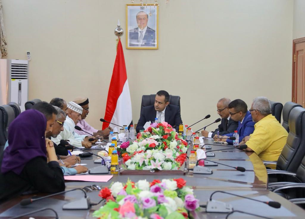 رئيس الوزراء د.معين عبدالملك يشدد على ضرورة استمرار العملية التعليمية حفاظا على مصالح الطلاب