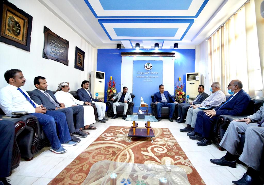 رئيس الوزراء يشيد بالدور الجوهري لجامعة حضرموت في خدمة العلم والمعرفة