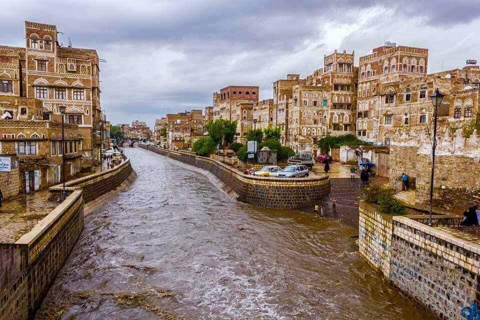 الشرق الأوسط: 5 أعوام في ظل الانقلاب تدفع الاقتصاد اليمني إلى هاوية الإفلاس