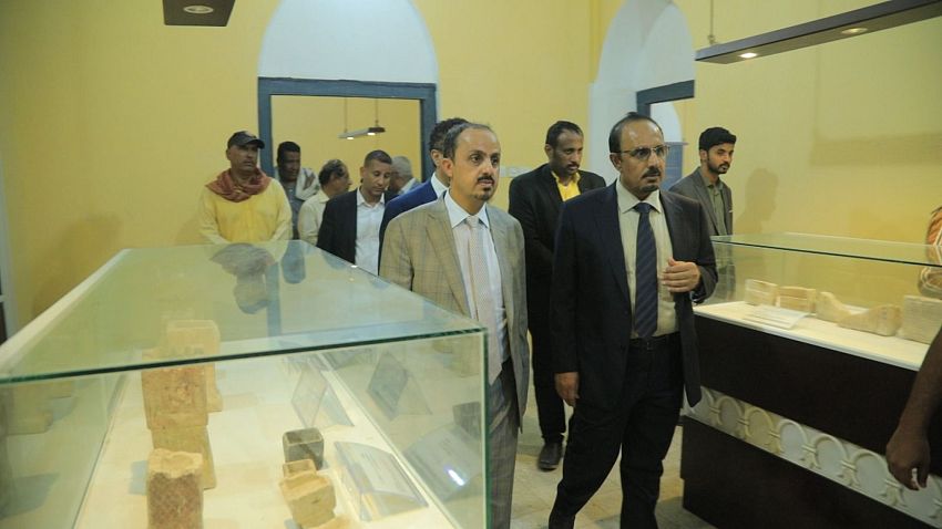 وزير الاعلام والثقافة والسياحة ومحافظ حضرموت يزوران متحف المكلا التاريخي
