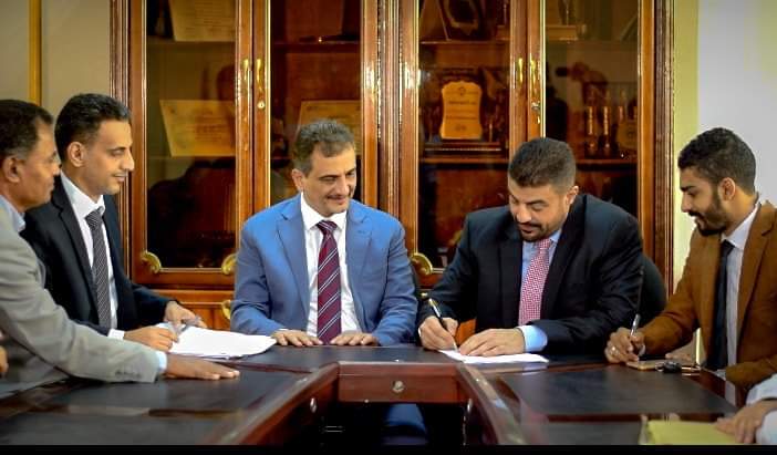 إجراء عملية الاستلام والتسليم بين محافظي عدن الجديد والسابق