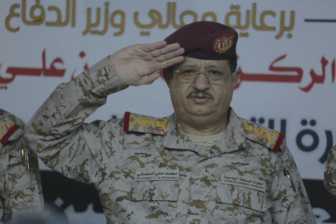 وزير الدفاع يشدّد على أهمية دور الإعلام في توحيد الصفوف لمواجهة المليشيات الانقلابية