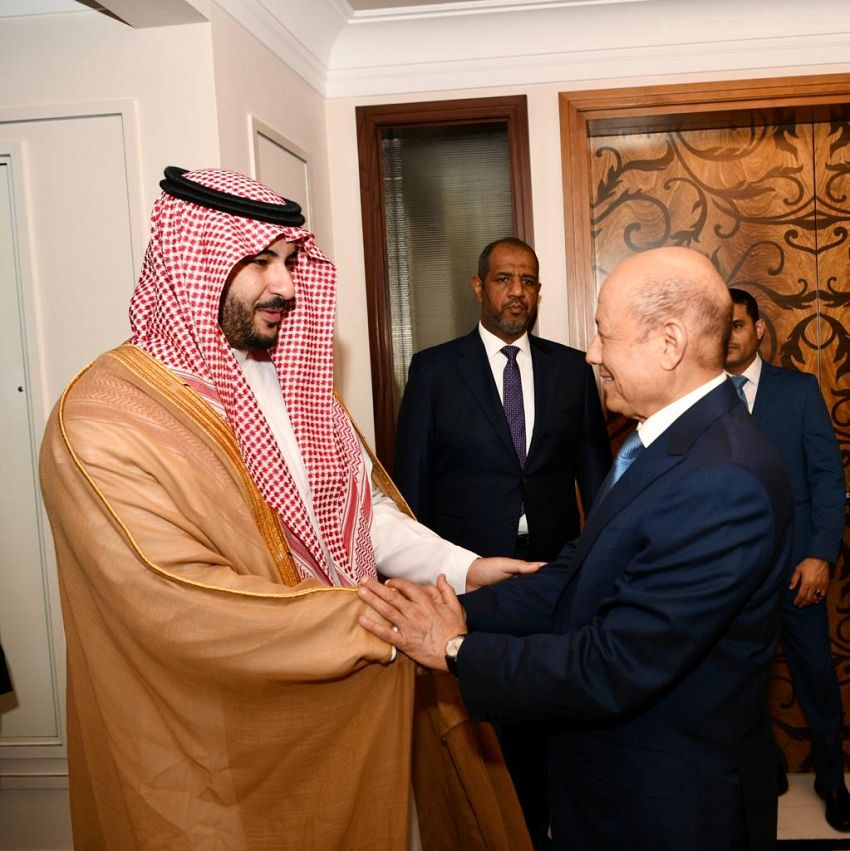 رئيس مجلس القيادة الرئاسي يستقبل نائب وزير الدفاع السعودي للبحث في مسار سريع للمساعدات الانمائية