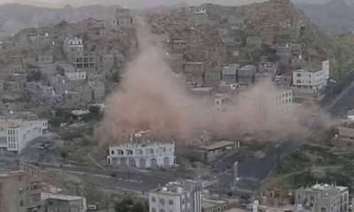 مليشيات الحوثي تستهدف بقذائف المدفعية حيا سكنيا في مدينة تعز