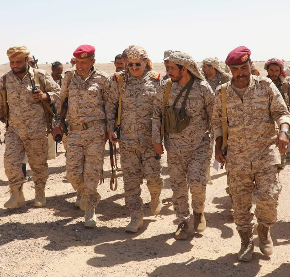 وزير الدفاع يتفقد المواقع المحررة في جبهات القتال بمحافظة الجوف