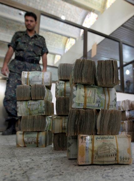وزارة المالية: إجراءات «مليشيا الحوثي» عرقلت صرف مرتبات المتقاعدين وموظفي الدولة في مناطق سيطرتها