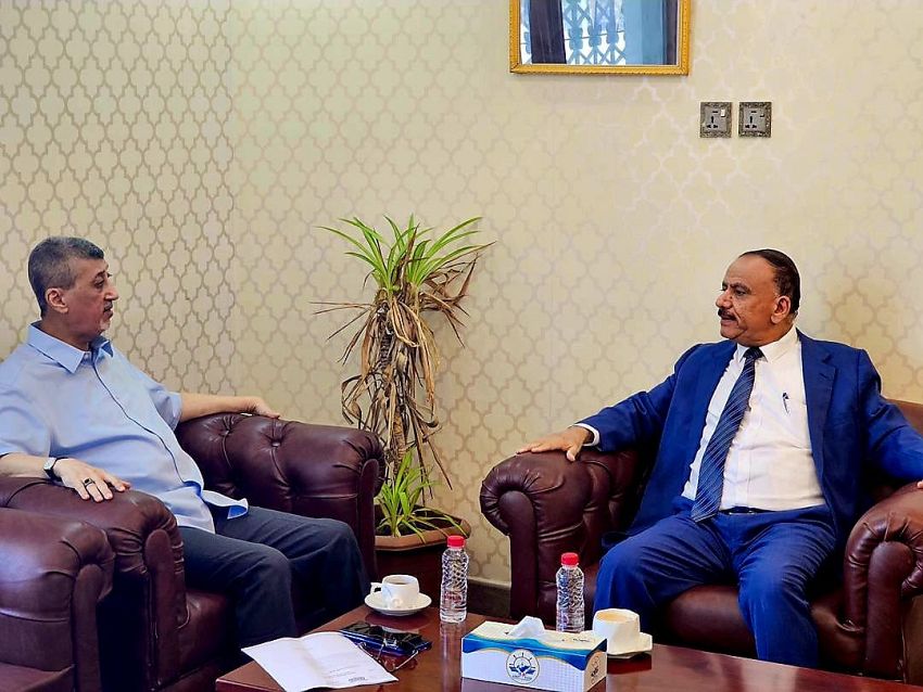 وزير النقل يناقش مع رئيس الغرفة التجارية أوضاع الحركة التجارية والملاحية في ميناء عدن