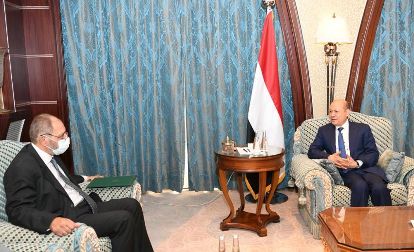 رئيس مجلس القيادة الرئاسي يستقبل السفير المصري