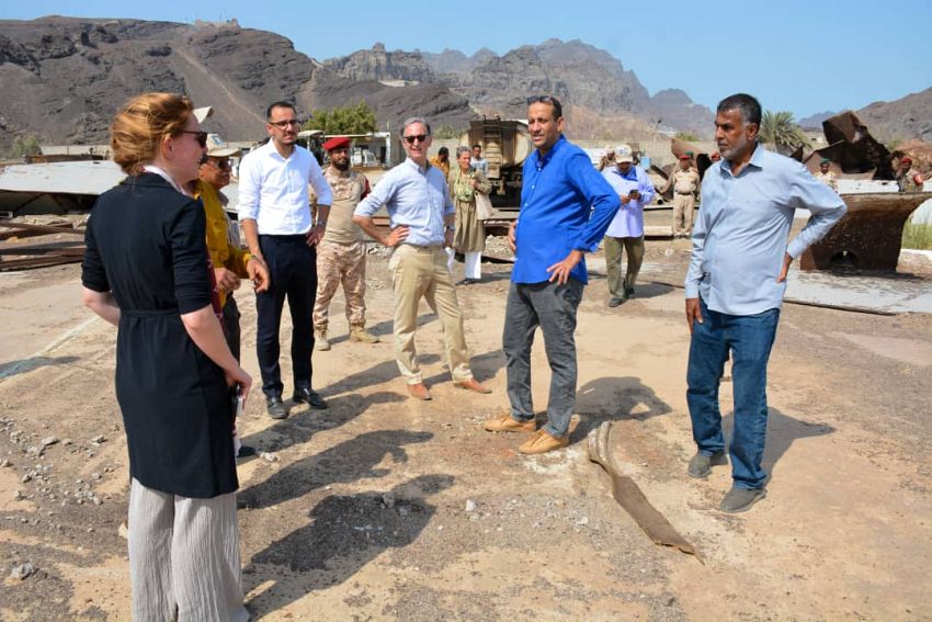 وفد هولندي يزور موقع مشروع إنشاء خزان مياه بمحطة البرزخ في عدن