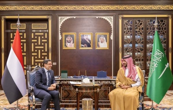 رئيس الحكومة يناقش مع وزير الدفاع السعودي أولوية الدعم العاجل لليمن