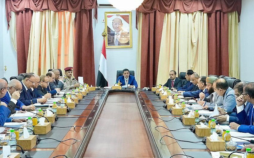 الحكومة الشرعية تحذر مليشيا الحوثي من مغبة تصعيدها الحربي على مختلف الجبهات