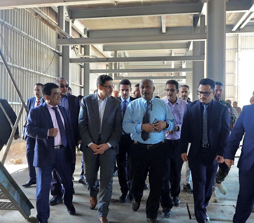 رئيس الوزراء يزور مصافي عدن ويؤكد حرص الحكومة على إقامة أنشطة اقتصادية تعتمد على البعد اللوجستي لمدينة عدن