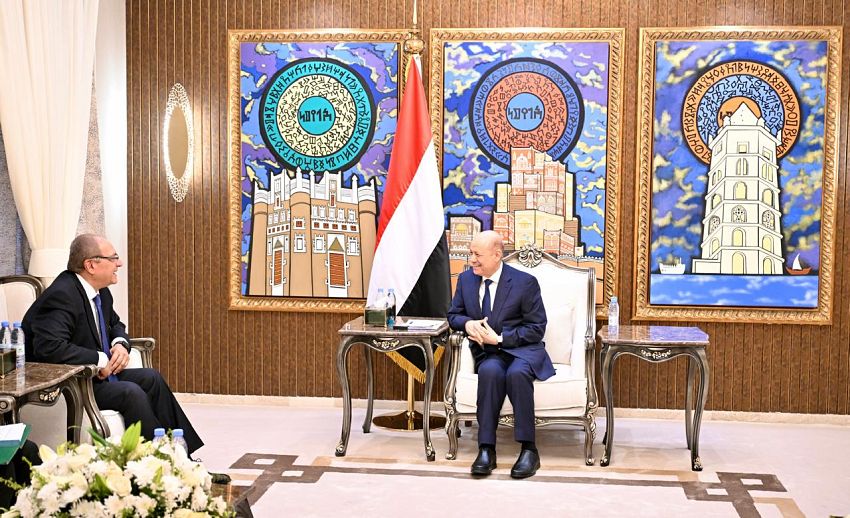 رئيس مجلس مجلس القيادة يستقبل سفير جمهورية مصر العربية