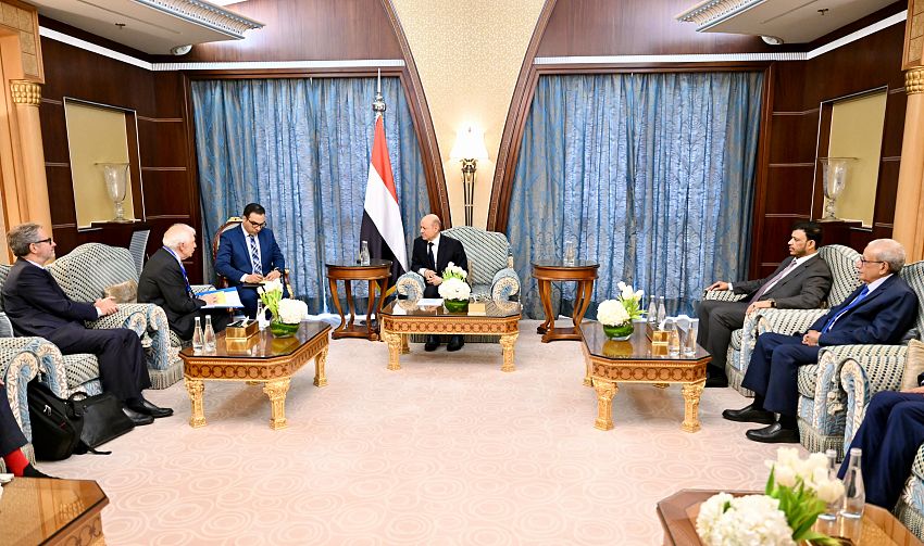 رئيس مجلس القيادة الرئاسي يبحث مستجدات الأوضاع اليمنية مع الممثل الاعلى للاتحاد الاوروبي
